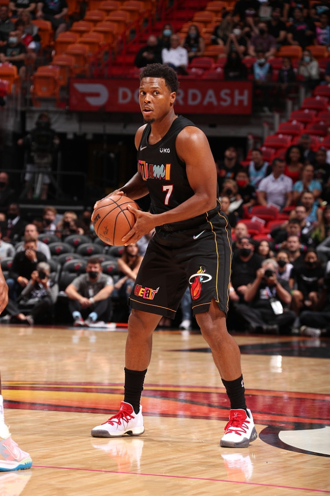  热火阿德巴约守护篮下，封盖大战确保胜利