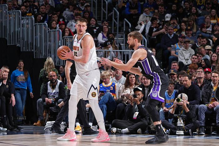  萨博尼斯两双领衔国王大胜活塞展现团队力